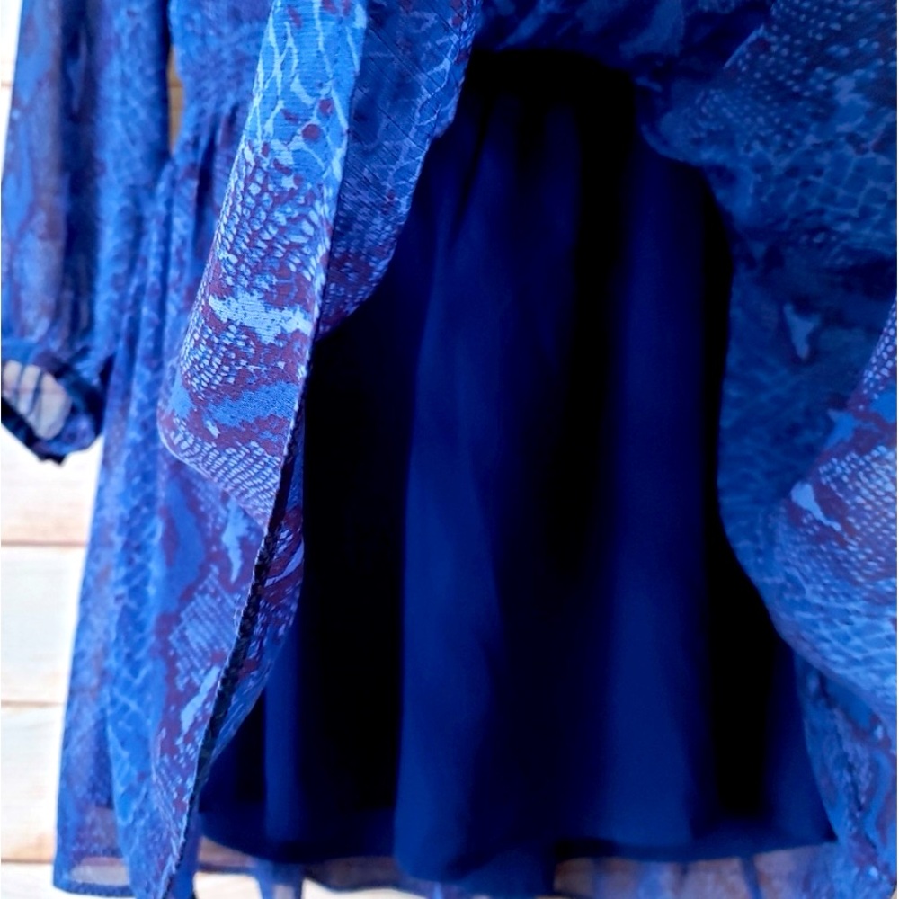 Banana Republic Deep Blue Snake Print Long Sleeve Dress
Womens Size large - Picture 3 of 5